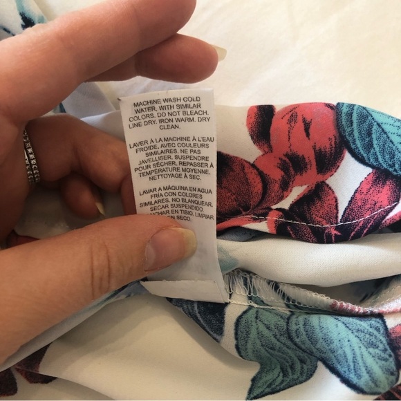 Dynamite floral sleeveless blouse. Size XS. - Picture 4 of 7